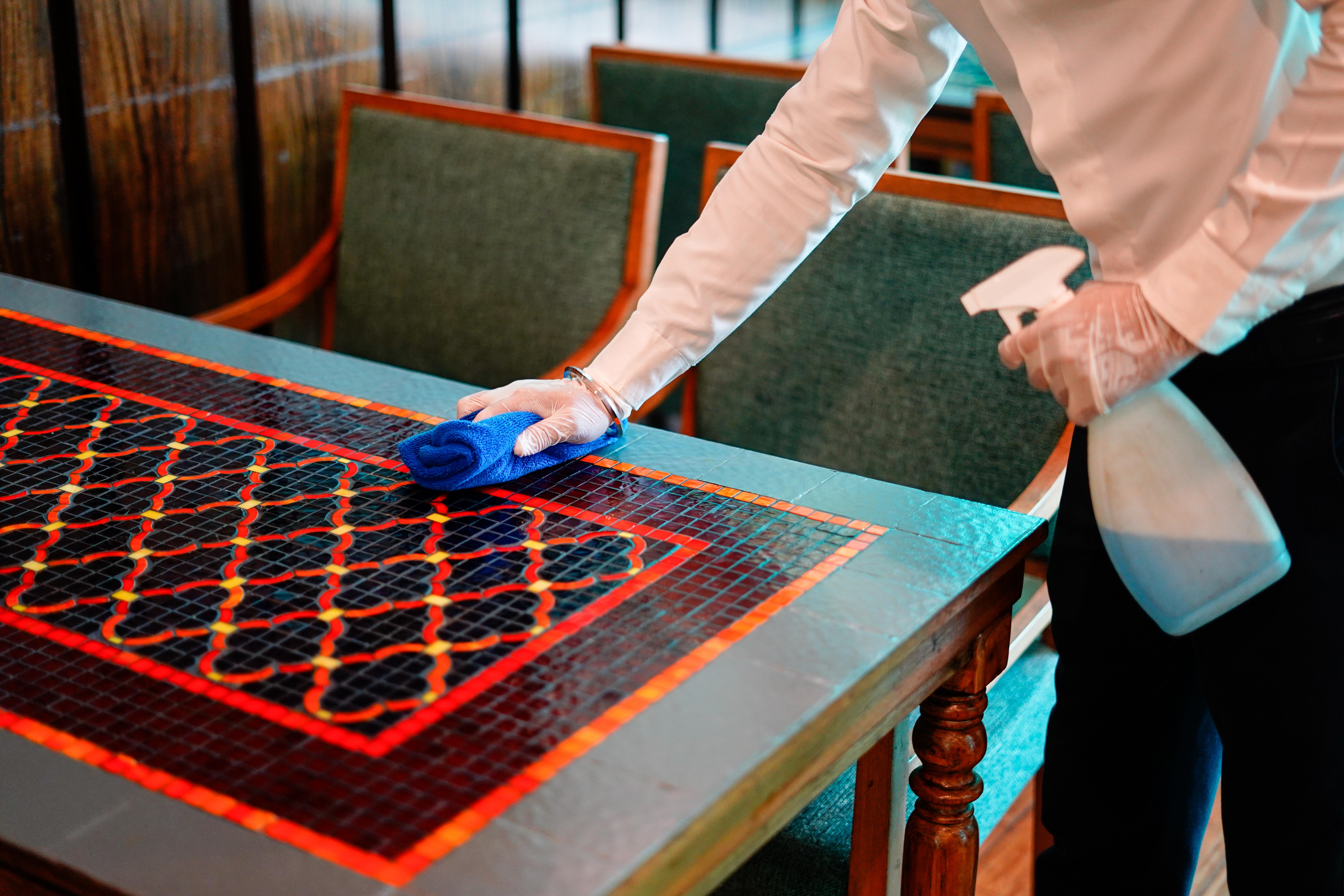 Novotel Goa Resort & Spa Candolim Exterior foto A hotel housekeeper wiping down a table