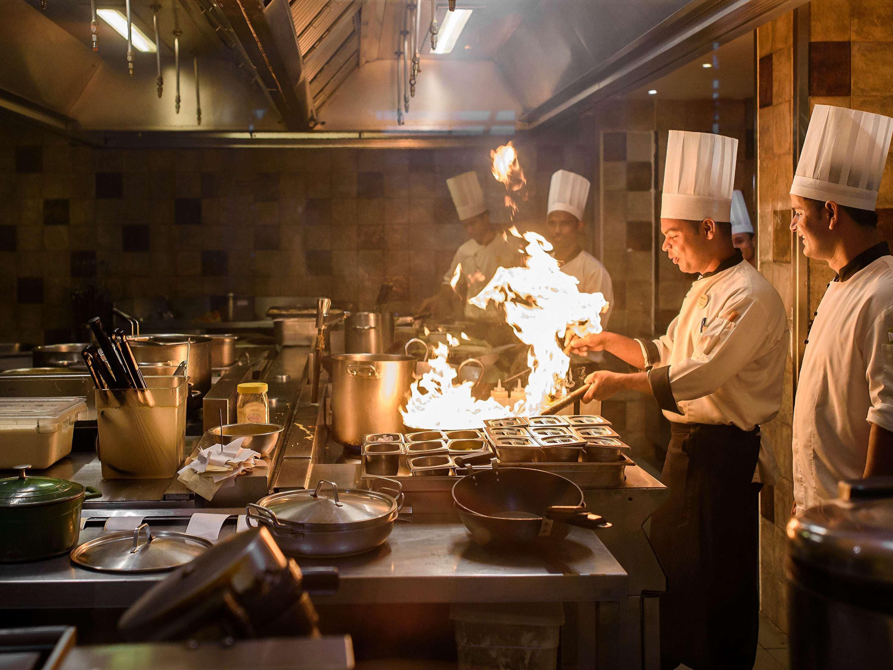 Novotel Goa Resort & Spa Candolim Exterior foto A kitchen in action